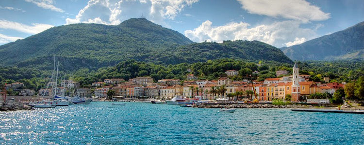 Yacht mooring in Scario harbor