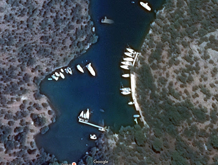 Yachts in Capi Creek on space photos