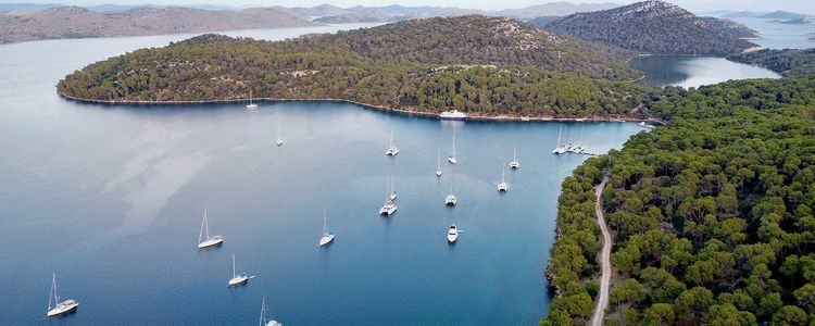 Yacht moorings in Mir and Tripuljak bays