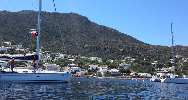 Map of yacht moorings on buoys off Porto Panarea