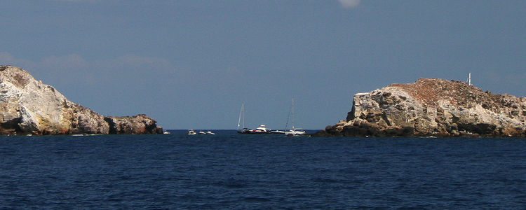 Yacht anchorage near Lisca Bianca cliff