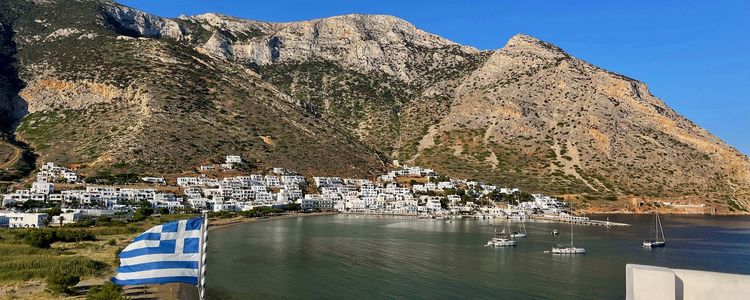 Yacht mooring in the Kamares Bay