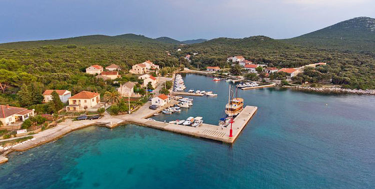 Yacht moorings in Zapuntel Bay