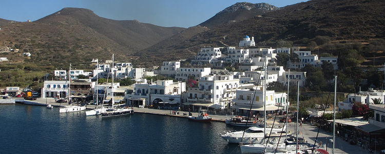 Yacht mooring in Katapola harbor