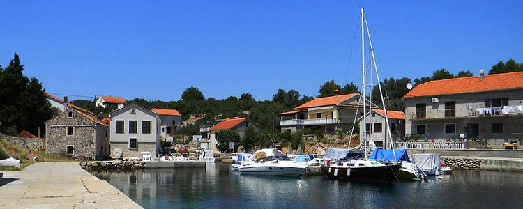 Yacht moorings in Maslinciсa Bay