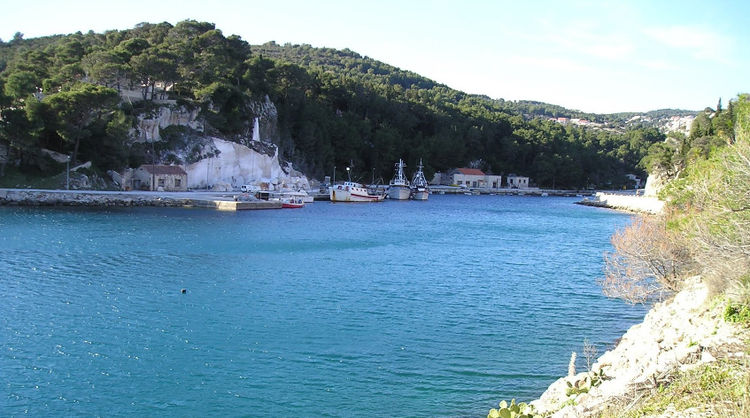 Yacht moorings in Sumartin