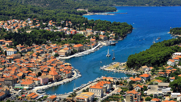 Yacht moorings in Stari Grad