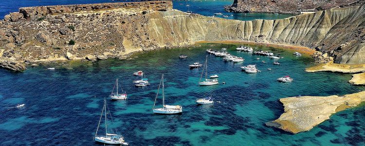 Yacht anchorages in Gnejna Bay