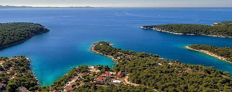 Yacht anchorages in Lucice Bay