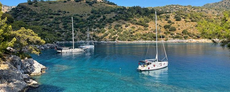 Yachts anchore in Darboaz Bay