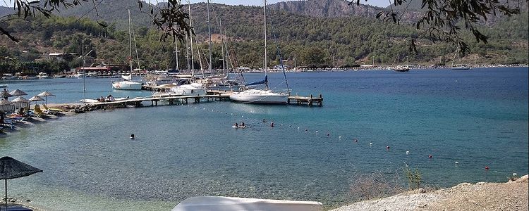 Yachts at the restaurant pier in Akbuek Bay