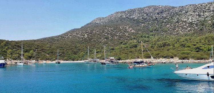 Yacht anchorages near the Black Island 