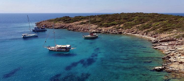 Yacht anchorages near the Black Island