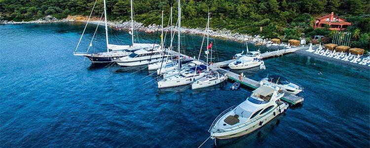 Yachts at the pier of the restaurant Kumlubuk Yacht Club