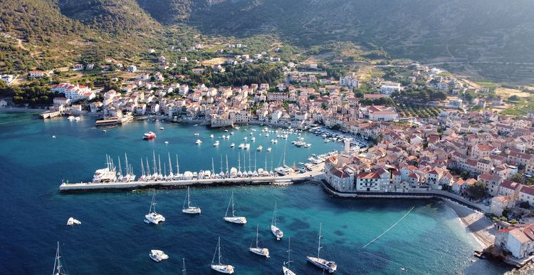 Yacht moorings in Komiza