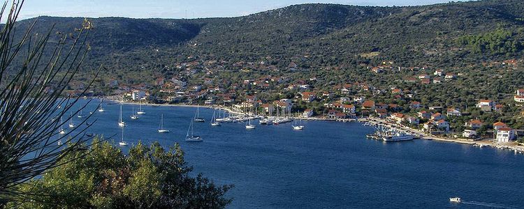 Yacht anchorage in Vinisce Bay