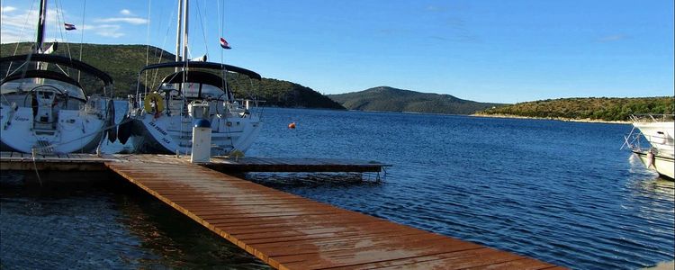 Yacht mooring at the pier of the Ordinacija restaurant in Slano