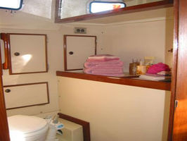 Ensuite Bath for aft cabin