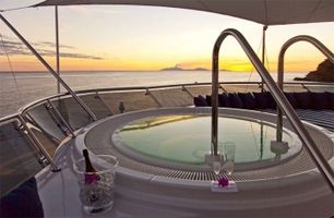 Sundeck jacuzzi