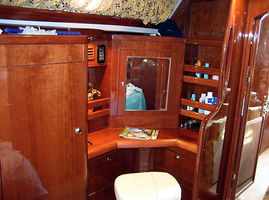 front_cabin_desk