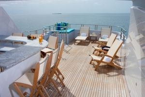 Sun Deck - Bar and Chaise