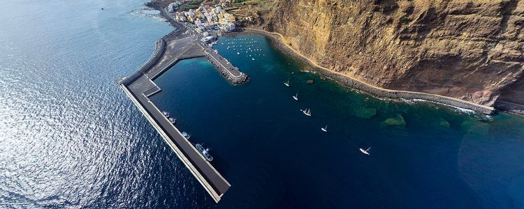 Yacht mooring in Valle Gran Rey harbor