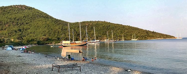 Yachts in north Alakislabuku Bay