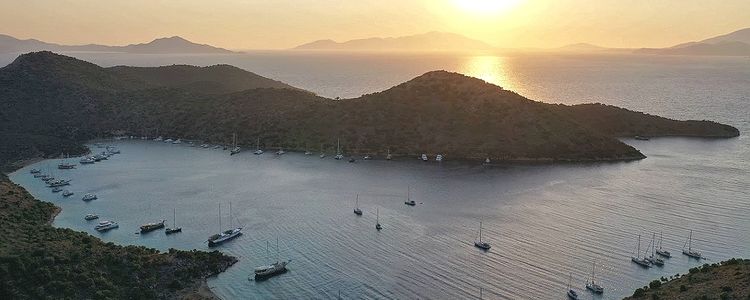 Yacht moorings in Agil Bay