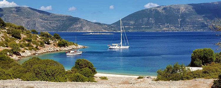 Yacht anchorages in Kamini Bay