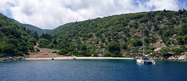 Yacht anchorages in Kamini Bay