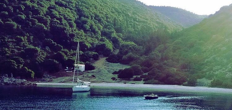 Yacht anchorages in Kamini Bay