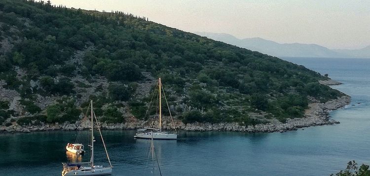 Yacht anchorages in Kamini Bay