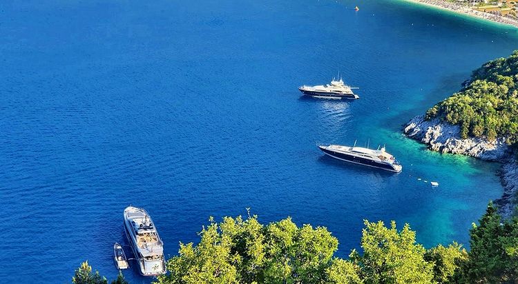 Yacht anchorages in Antisamos Bay