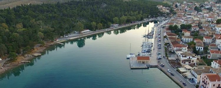 Yacht mooring at the Galaxidhi waterfront