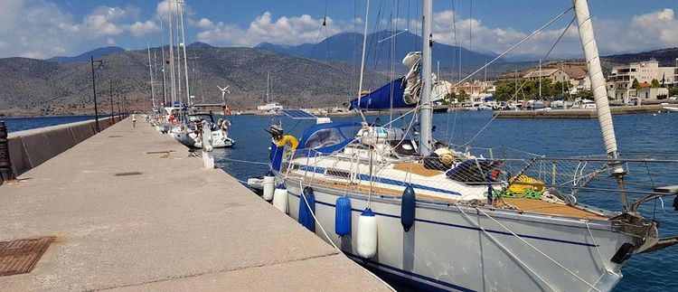 Yacht mooring in Itea Marina