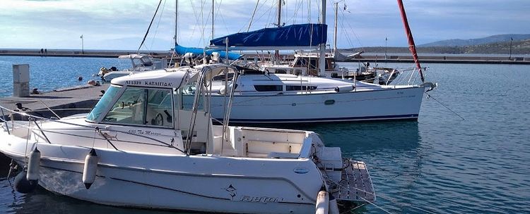 Yacht mooring in Itea Marina