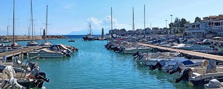 Yacht moorings in the port of Xylokastrou