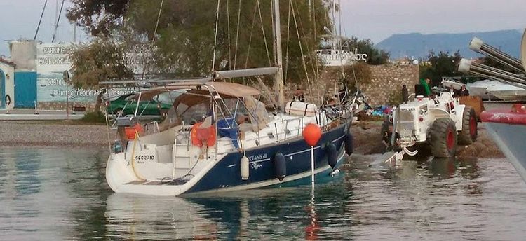 Lifting a yacht in the marina of Nautical Aegio Group