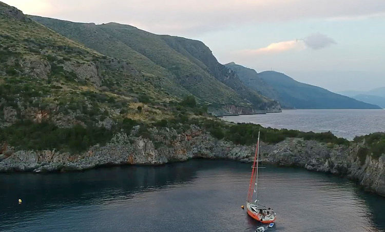 Yacht mooring on buoys in Infreschi Bay