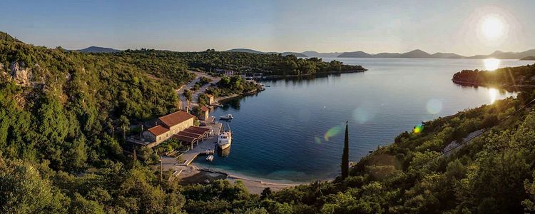 Yacht anchorages in Janska Bay