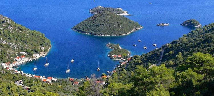 Mooring of yachts in Prozura Bay