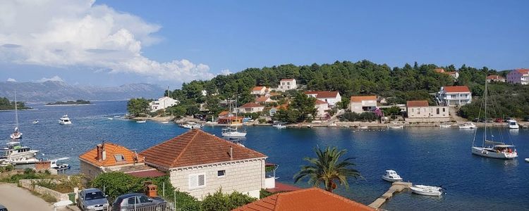 Yacht anchorage in Javic Bay