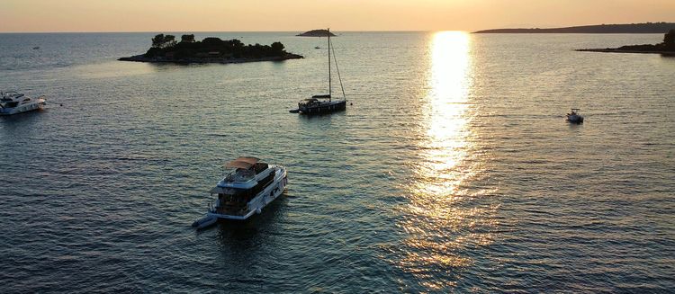 Yacht mooring at buoys in Gradina Bay