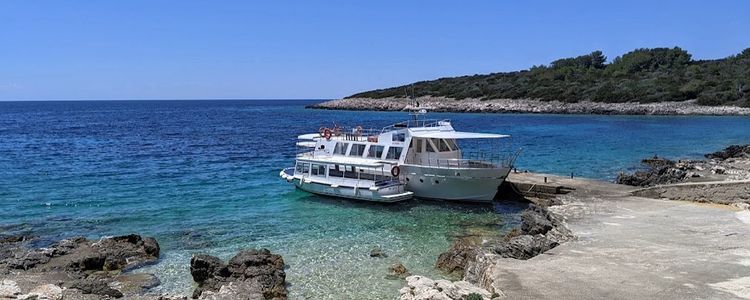 Perna Bay in the south of Proizd Island