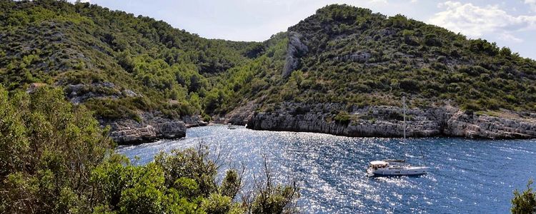 Yacht anchorage in Mala Stiniva Bay