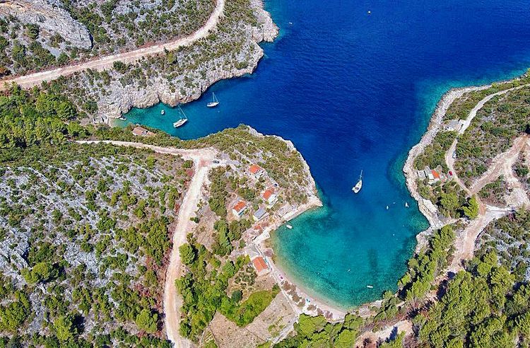 Yacht anchorage in Mala Stiniva Bay