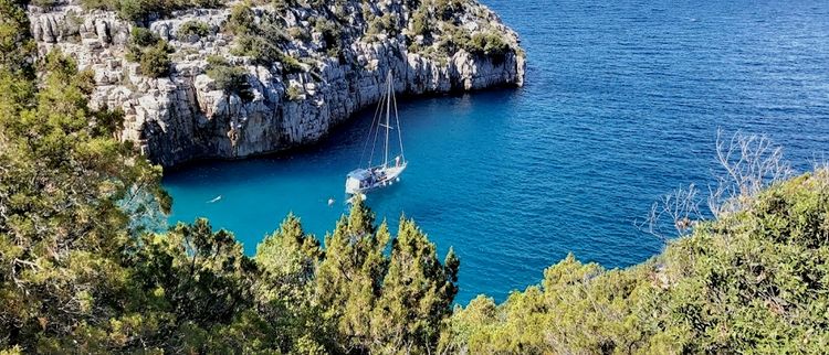 Yacht anchorage in Mala Stiniva Bay