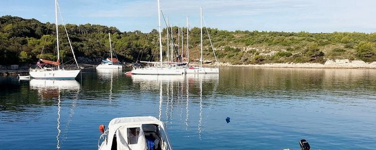 Yacht anchorage in Zukova Bay