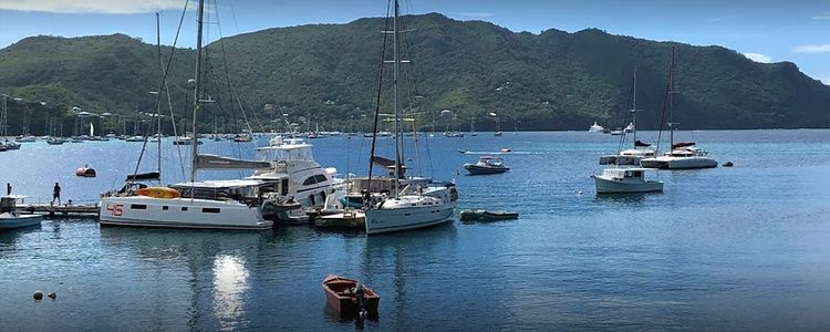 Yacht mooring in Bequia Marina