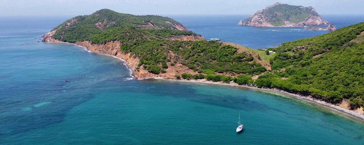 Yacht anchorage in the south-west of Baliseaux Island